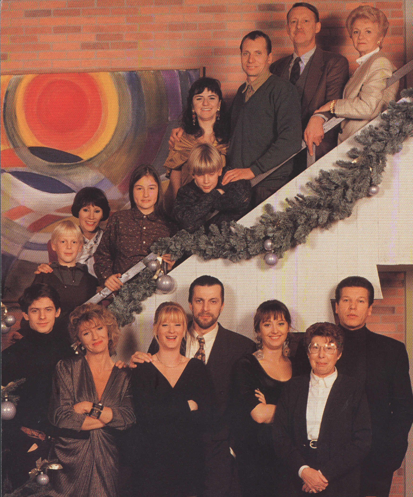 Familie: groepsfoto met de cast uit 1991 - © DPG Media